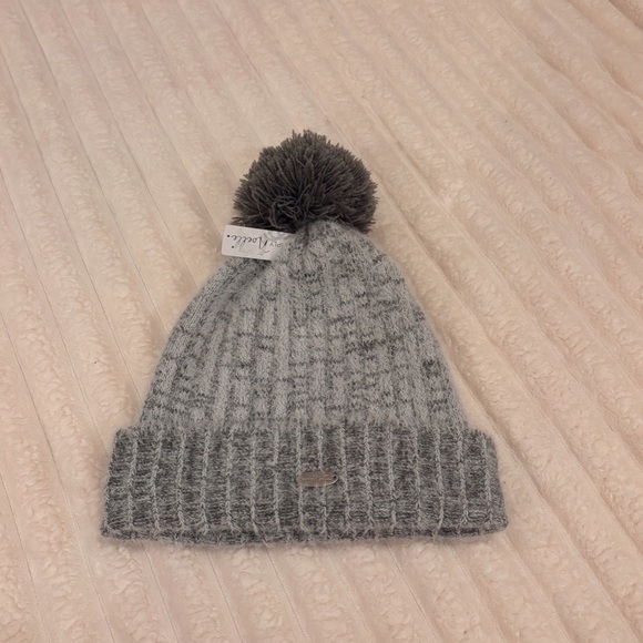 NWT gray simply Noelle beanie with Pom Pom - Picture 1 of 1